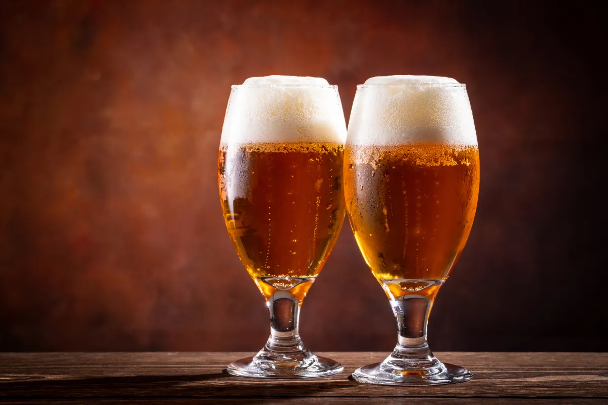 グラスに入った冷えた生ビール2杯