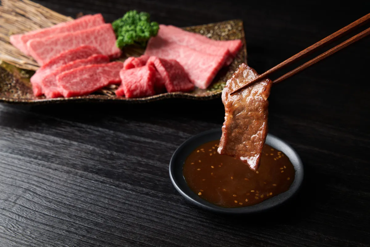 琉球庵特製のタレで味わう上質なお肉