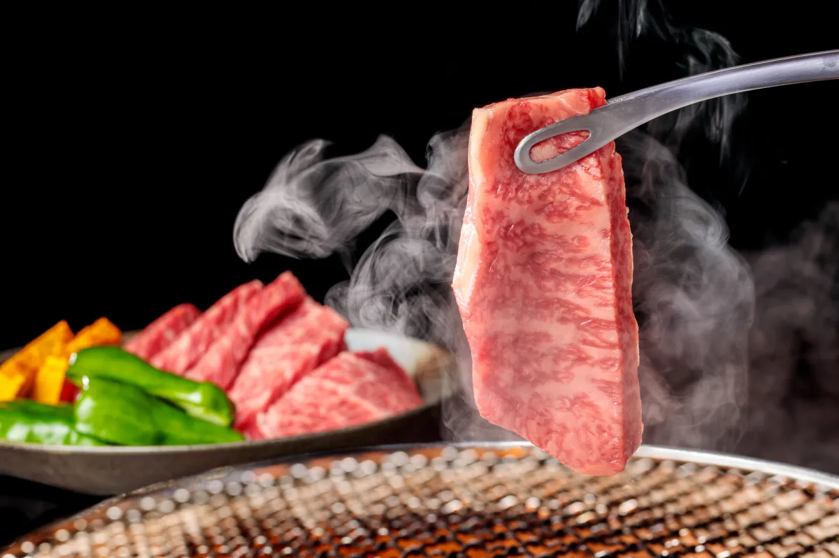 じっくりと網で焼き上げる上質な焼肉